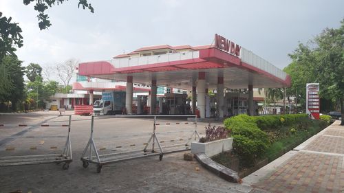 오후 3시께에 벌써 문을 닫은 양곤의 한 주유소. 2022.4.19(양곤=연합뉴스) 이정호 통신원