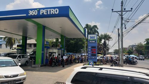 노스다곤구의 한 주유소. 오토바이와 차량이 뒤섞여 혼잡한 상황이고, 차량은 500ｍ 이상 줄지어 기다리고 있다. 2022.4.19 (양곤=연합뉴스) 이정호 통신원