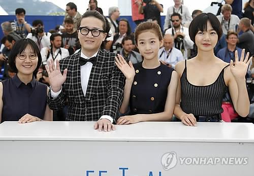 '도희야'로 칸영화제 찾은 정주리 감독(맨 왼쪽)과 배두나(맨 오른쪽)[EPA=연합뉴스 자료사진]