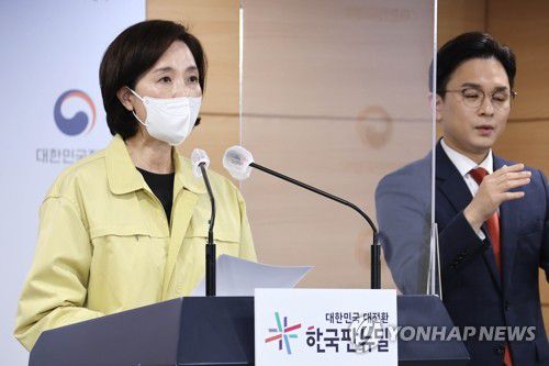 포스트 오미크론 대응 학교 일상회복 추진방안 브리핑(서울=연합뉴스) 김승두 기자 = 유은혜 사회부총리 겸 교육부 장관이 20일 정부서울청사 브리핑실에서 포스트 오미크론 대응 학교 일상회복 추진방안을 발표하고 있다. 2022.4.20 kimsdoo@yna.co.kr