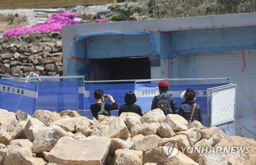 문재인 대통령 양산 사저 찾은 시민(양산=연합뉴스) 김동민 기자 = 20일 경남 양산시 하북면 평산마을 문재인 대통령 사저 및 경호 시설 입구에서 한 사진 촬영하고 있다. 2022.4.20 image@yna.co.kr