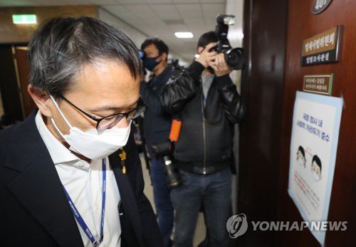 회의 참석하는 박주민 법사위 제1소위원장(서울=연합뉴스) 백승렬 기자 = 박주민 법사위 제1소위원장이 20일 오후 검찰청법과 형사소송법 등 '검수완박' 관련 법안을 심사할 법사위 제1소위원회 회의가 열리는 국회 법사위 전체회의실로 들어가고 있다. 2022.4.20 [국회사진기자단] srbaek@yna.co.kr