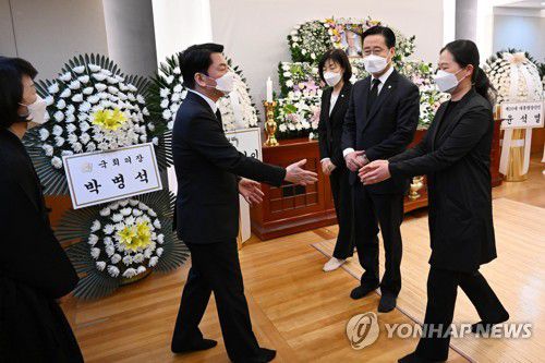 안철수 위원장 부친 빈소 찾은 권은희 원내대표(서울=연합뉴스) 국민의당 권은희 원내대표를 비롯한 의원들이 20일 서울 종로구 서울대병원 장례식장에 마련된 안철수 대통령직인수위원장 부친 안영모 전 범천의원 원장의 빈소를 찾아 조문을 하고 있다. 2022.4.20 [인수위사진기자단] photo@yna.co.kr