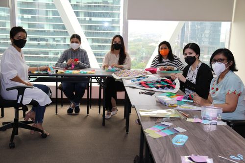 규방공예 강사 이연화씨와 인도네시아인 수강생들(자카르타=연합뉴스) 성혜미 특파원 = 주인도네시아 한국문화원의 규방공예 수강생들이 조각보를 만들고 있는 모습. 2022.4.21 noanoa@yn.co.kr