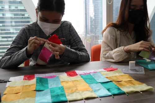 "한 땀, 한 땀 정성들여서"(자카르타=연합뉴스) 성혜미 특파원 = 주인도네시아 한국문화원의 규방공예 수강생들이 조각보를 만들고 있는 모습. 2022.4.21 noanoa@yn.co.kr