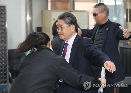 보안검색 받는 지만원2020년 2월 13일 5.18 민주화운동에 참여한 광주 시민들을 북한 특수군이라고 주장해 명예훼손 혐의로 재판에 넘겨진 지만원씨가 서초동 서울중앙지법에서 열리는 1심 선고공판에 출석, 법정 입장을 위해 몸 수색을 받고 있다. [연합뉴스 자료사진]