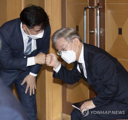 김병욱 의원과 주먹인사 하는 이재명 전 경기지사[연합뉴스 자료사진]