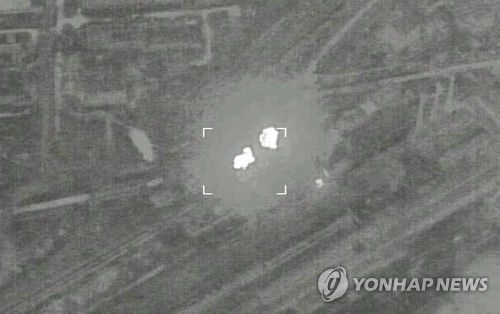 러시아 전폭기 공습받는 우크라 마리우폴 제철소(마리우폴 EPA=연합뉴스) 러시아군 수호이(Su)-34 전폭기의 공습을 받은 우크라이나 남부 항구도시 마리우폴의 아조우스탈 제철소에서 20일(현지시간) 화염과 연기가 치솟고 있다. 이 제철소에는 항복을 종용하는 러시아군의 최후통첩을 거부한 우크라이나군 2천500여 명 외에 민간인 1천여 명이 있는 것으로 알려졌다. [러시아 국방부 제공 영상 캡처 사진. 판매 금지] 2022.4.21 sungok@yna.co.kr