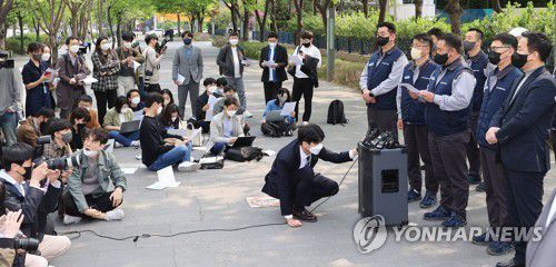 쌍용차 상장폐지 사유 해소르 위한 개선기간 연장 요구(서울=연합뉴스) 신현우 기자 = 쌍용자동차 노동조합원들이 21일 오전 서울 영등포구 여의도 한국증권거래소 앞에서 열린 쌍용차 상장폐지 사유 해소를 위한 개선 기간 연장 요구 기자회견에서 발언하고 있다. 2022.4.21 nowwego@yna.co.kr