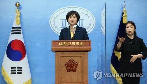 정의당 이정미 전 대표, 인천시장 출마 선언(서울=연합뉴스) 이정훈 기자 = 정의당 이정미 전 대표가 19일 오전 국회 소통관에 인천시장 출마 기자회견을 하고 있다. 2022.4.19 [국회사진기자단] uwg806@yna.co.kr