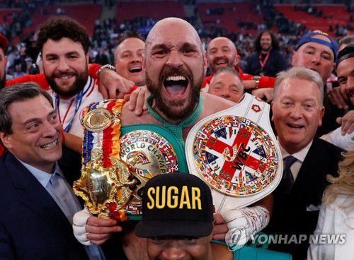 WBC 타이틀 방어에 성공한 뒤 포효하는 타이슨 퓨리[로이터=연합뉴스]