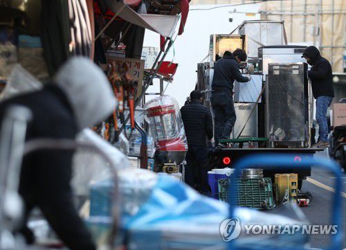 작년 12월 17일 서울 중구 황학동주방가구거리에서 폐업한 가게에서 나온 집기류 등을 내리고 있는 모습 [연합뉴스 자료사진]