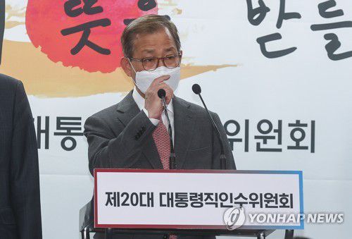 (서울=연합뉴스)  김인철 사회부총리 겸 교육부 장관 후보자가 13일 서울 종로구 통의동 제20대 대통령직인수위원회 브리핑룸에서 열린  2차 내각 발표에서 취재진의 질문에 답하고 있다. 2022.4.13 [인수위사진기자단] jeong@yna.co.kr