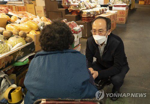 광장시장 방문한 추경호 후보자[연합뉴스 자료사진. 기획재정부 제공. 재판매 및 DB 금지]