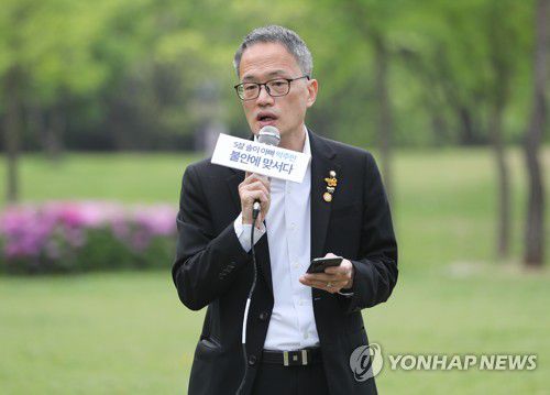 박주민 의원, 서울시장 출마 선언(서울=연합뉴스) 하사헌 기자 = 더불어민주당 박주민 의원이 24일 서울 여의도공원에서 기자회견을 열고 6·1 지방선거 서울특별시장 출마를 선언하고 있다. 2022.4.24 [국회사진기자단] toadboy@yna.co.kr