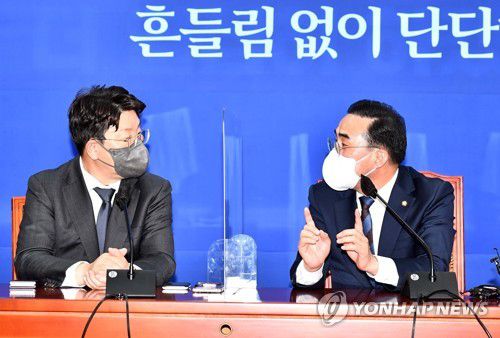 대화하는 박홍근-권성동(서울=연합뉴스) 이정훈 기자 = 더불어민주당 박홍근 원내대표가 11일 오후 국회에서 국민의힘 권성동 신임 원내대표의 예방을 받고 대화하고 있다. 2022.4.11 [국회사진기자단] uwg806@yna.co.kr