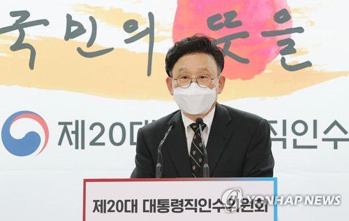 원일희 인수위 수석부대변인 정례브리핑(서울=연합뉴스) 원일희 대통령직인수위원회 수석부대변인이 21일 서울 종로구 통의동 인수위 기자회견장에서 정례브리핑을 하고 있다. 2022.4.21 [인수위사진기자단] photo@yna.co.kr