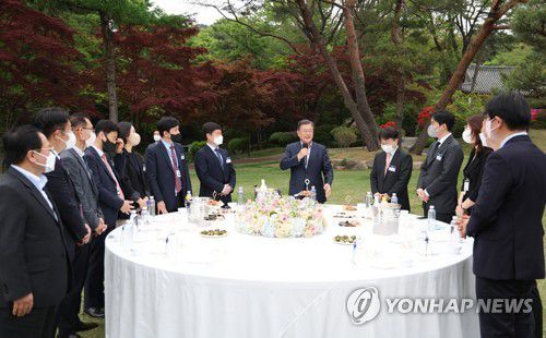 문대통령, 출입기자들과 간담회(서울=연합뉴스) 서명곤 기자 = 문재인 대통령이 25일 오후 청와대 녹지원에서 열린 출입기자 간담회에 인사말을 하고 있다.  2022.4.25 seephoto@yna.co.kr