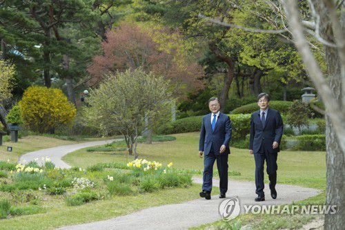 문 대통령, 손석희와 특별 대담(서울=연합뉴스) 문재인 대통령이 지난 14일 청와대 본관에서 손석희 전 JTBC 앵커와 특별 대담을 하기 위해 여민관으로 이동하고 있다.  문 대통령은 14∼15일 청와대 내에서 손 전 앵커와 대담을 했으며 방송은 25∼26일 저녁 8시 50분부터 각각 80여분씩 진행된다. 2022.4.25  [청와대 제공, 재판매 및 DB 금지] seephoto@yna.co.kr
