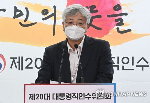 브리핑하는 심교언 인수위 부동산 TF팀장(서울=연합뉴스) 심교언 제20대 대통령직 인수위원회 부동산 태스크포스(TF)  팀장이 26일 서울 종로구 통의동 인수위 기자회견장에서 경기도 분당과 일산 등 1기 신도시 정비사업과 관련, 브리핑을 하고 있다. 2022.4.26 [인수위사진기자단] jeong@yna.co.kr