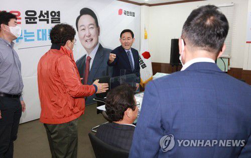 주호영 공관위원장에게 항의하는 당원들(대구=연합뉴스) 김현태 기자 = 26일 오후 국민의힘 대구시당에서 주호영 대구시당 공천관리위원장이 대구지역 8개 구·군에 대한 지방선거 후보 및 경선 대상자를 발표한 뒤 공천배제된 예비후보 측 지지자들이 주 위원장에게 항의하고 있다. 2022.4.26 mtkht@yna.co.kr