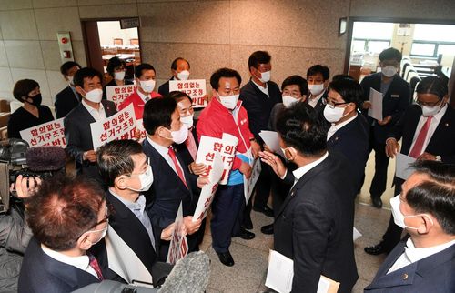 선거구 개정조례안 놓고 여야 대치[촬영 황봉규]