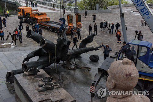 철거되는 우크라이나-러시아 우호 동상(EPA=연합뉴스) 우크라이나 키이우시가 소련 시절 제작돼 러시아와 우호관계를 상징해 온 동상을 철거했다고 로이터 통신 등이 26일(현지시간) 보도했다. 재판매 및 DB금지.