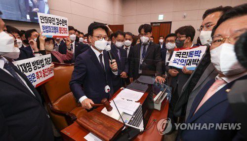 국힘 반발 속 기립표결로 검수완박법 법사위 전체회의 통과(서울=연합뉴스) 이정훈 기자 = 박광온 법사위원장이 27일 국회에서 열린 법제사법위원회 전체회의에서 검수완박법 통과를 선포하고 있다. 2022.4.27 [공동취재] uwg806@yna.co.kr