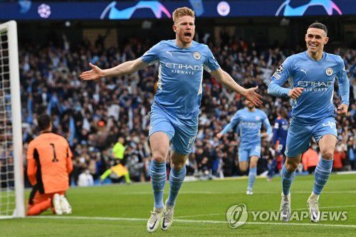 UCL 준결승 첫 득점 더브라위너의 '포효'(맨체스터 AFP=연합뉴스) 26일(이하 현지시간) 영국 맨체스터의 시티 시티 오브 맨체스터 스타디움에서 열린 유럽축구연맹(UEFA) 챔피언스리그(UCL) 준결승 1차전에서 맨체스터 시티의 케빈 더브라위너(가운데·30)가 레알 마드리드를 상대로 경기 시작 93초 만에 선제골을 넣고 기뻐하고 있다. 이날 맨시티는 접전 끝에 4-3으로 승리해 2시즌 연속 결승 진출에 청신호가 켜졌다. 두 팀의 2차전은 내달 4일 스페인 마드리드에서 열린다. 2022.4.27 alo95@yna.co.kr