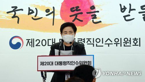 정례브리핑하는 신용현 인수위 대변인(서울=연합뉴스) 신용현 제20대 대통령직인수위원회 대변인이 27일 서울 종로구 통의동 인수위 기자회견장에서 정례 브리핑을 하고 있다. 2022.4.27 [인수위사진기자단] jeong@yna.co.kr