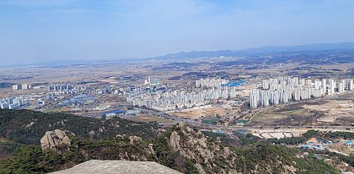 용봉산에서 내려다본 내포신도시[촬영 조성민]