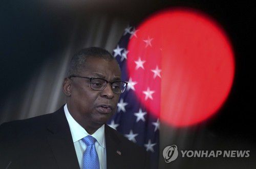 '우크라 방어 회의' 기자회견하는 미 국방장관(람슈타인 AP=연합뉴스) 로이드 오스틴 미국 국방장관이 26일(현지시간) 독일 람슈타인 미 공군기지에서 40여 개국 국방장관과 관계자들이 온·오프라인으로 참석한 가운데 열린 '우크라이나 방어 자문 회의'를 마친 뒤 기자회견하고 있다. 그는 "매우 중요하고 건설적인 회의였다"면서 "앞으로 몇 주가 우크라이나에는 결정적 의미가 있다"고 말했다. 2022.4.27 leekm@yna.co.kr