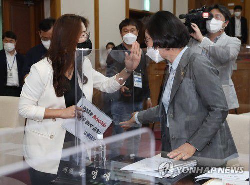 4인 중대선거구 관련 고성 오가는 대구시의회(대구=연합뉴스) 김현태 기자 = 27일 오후 대구시의회에서 더불어민주당 이진련 시의원(왼쪽)이 윤영애 기획행정위원장에게 4인 중대선거구 의결 관련 항의를 하고 있다. 2022.4.27 mtkht@yna.co.kr