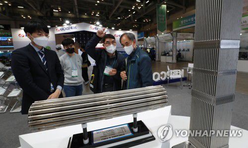 원전 산업 기대감(부산=연합뉴스) 손형주 기자 = 27일 부산 해운대구 벡스코 제1전시장에서 열린 '2022 부산국제원자력산업전'에서 관람객이 부스를 둘러보고 있다. 이번 박람회는 기업 110곳이 참가해 원자력 산업 관련 전반에 걸쳐 새로운 기술과 제품을 선보인다. 2022.4.27 handbrother@yna.co.kr