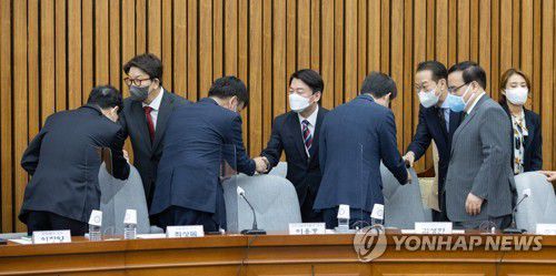 국민의힘-대통령직인수위원회 첫 당정협의(서울=연합뉴스) 이정훈 기자 = 28일 오전 국회에서 열린 국민의힘-대통령직인수위원회 첫 당정협의에서 안철수 인수위원장이 참석자들과 인사를 나누고 있다. 2022.4.28 [국회사진기자단] uwg806@yna.co.kr