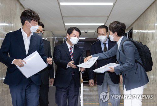 인수위에 경기도 건의문 전달하는 김은혜(서울=연합뉴스) 백승렬 기자 = 국민의힘 김은혜 경기도지사 후보가 28일 오전 서울 여의도 국회에서 국민의힘·대통령직인수위원회 당정협의에 참석하는 안철수 대통령직인수위원회 위원장에게 ‘10대 경기도 드림박스 건의문’을 전달하고 있다. 2022.4.28 [국회사진기자단] srbaek@yna.co.kr