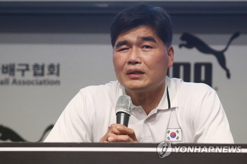 답변하는 임도헌 감독(서울=연합뉴스) 진연수 기자 = 임도헌 한국 남자배구 국가대표팀 감독이 28일 오후 서울 용산구 드래곤시티 호텔에서 열린 푸마코리아-대한민국배구협회 대한민국 배구 국가대표팀 공식 후원 협약식에서 취재진 질문에 답변하고 있다. 2022.4.28 jin90@yna.co.kr