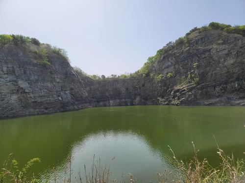 7천만년전의 퇴적암층…안산 폐채석장 '대부광산'[촬영 김인유]