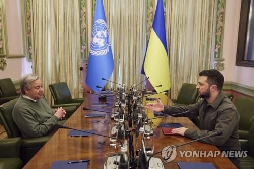 마주 앉은 유엔 사무총장·우크라 대통령 (키이우 AP=연합뉴스) 볼로디미르 젤렌스키(오른쪽) 우크라이나 대통령이 28일(현지시간) 수도 키이우(키예프)에서 자국을 방문한 안토니우 구테흐스 유엔 사무총장과 마주 앉아 회담하고 있다. [우크라이나 대통령 홍보실 제공] 2022.4.29     sungok@yna.co.kr (끝)
