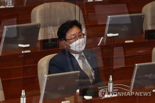 필리버스터 듣고 있는 박범계 법무부 장관(서울=연합뉴스) 백승렬 기자 = 박범계 법무부 장관이 27일 국회 본회의에서 검찰의 수사권과 기소권을 분리하는 일명 '검수완박' 법안을 처리하기 전 무제한토론(필리버스터)을 벌이고 있는 국민의힘 김웅 의원의 발언을 듣고 있다. 2022.4.27 [공동취재] srbaek@yna.co.kr