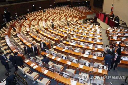 국회 본회의 산회(서울=연합뉴스) 백승렬 기자 = 박병석 국회의장이 28일 자정께 국회에서 열린 본회의에서 검찰청법에 관한 필리버스터를 마친 뒤 산회를 선언하자 의원들이 본회의장을 떠나고 있다. 2022.4.28 [공동취재] srbaek@yna.co.kr