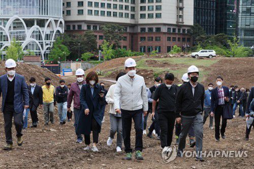 송현동 부지도 광화문 재개장 시기에 맞춰 개방(서울=연합뉴스) 김주성 기자 = 오세훈 서울시장이 29일 오후 서울 종로구 송현동 부지를 점검하고 있다.        서울시는 '이건희 기증관(가칭)'이 들어설 예정인 송현동 부지를 '쉼과 문화가 있는 열린 공간'으로 조성해 올 하반기 광화문광장 재개장 시기에 맞춰 함께 개방하기로 했다. 2022.4.29 utzza@yna.co.kr
