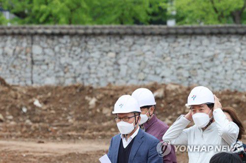 '송현동 부지도 곧 열립니다'(서울=연합뉴스) 김주성 기자 = 오세훈 서울시장이 29일 오후 서울 종로구 송현동 부지를 점검하고 있다.        서울시는 '이건희 기증관(가칭)'이 들어설 예정인 송현동 부지를 '쉼과 문화가 있는 열린 공간'으로 조성해 올 하반기 광화문광장 재개장 시기에 맞춰 함께 개방하기로 했다. 2022.4.29 utzza@yna.co.kr