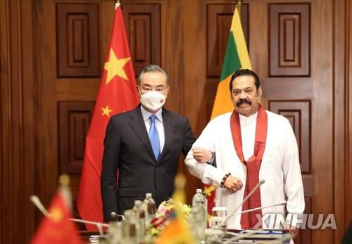 1월 콜롬보에서 만난 왕이 중국 외교부장(왼쪽)과 마힌다 라자팍사 스리랑카 총리.[신화 연합뉴스 자료사진. 재판매 및 DB 금지]