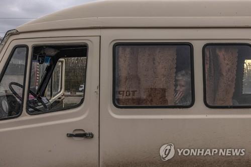 미니버스를 타고 탈출하는 우크라이나인[EPA 연합뉴스 자료사진. 재판매 및 DB 금지]
