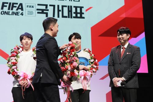 FIFA 온라인 4 아시안게임 국가대표 선발 결선    (서울=연합뉴스) 넥슨 박정무 그룹장(왼쪽에서 두번째)이 온라인 축구 게임 'FIFA 온라인 4'(EA SPORTS™ FIFA ONLINE 4)의 항저우(杭州)아시안게임 국가대표 후보에 선발된 곽준혁·김병권 선수와 신보석 감독을 축하하고 있다. 2022.5.2. [넥슨 제공. 재판매 및 DB 금지]