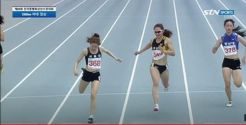 2022 전국종별육상선수권 여자 대학부 200ｍ에서 우승한 박다윤(왼쪽)[대한육상연맹·STN스포츠 제공, 재판매 및 DB금지]