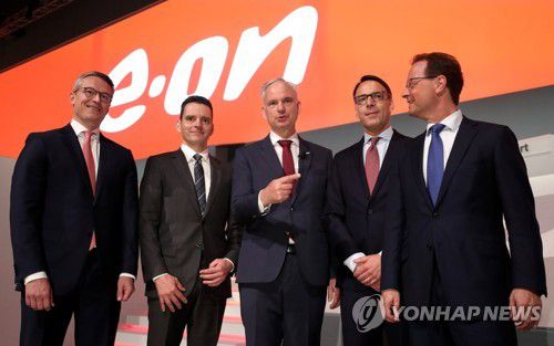 레온하르트 비른바움 이온 CEO(왼쪽에서 2번째)[EPA 연합뉴스 자료사진. 재판매 및 DB 금지]