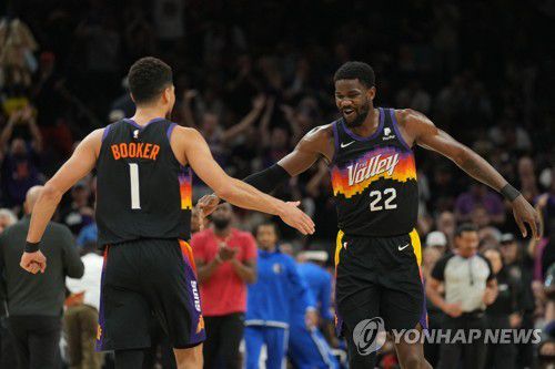 하이파이브하는 피닉스 선스 선수들[USA TODAY Sports=연합뉴스]