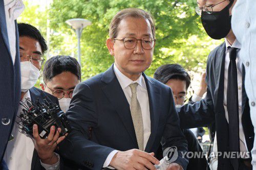 김인철 자진 사퇴...새 정부 첫 낙마(서울=연합뉴스) 김주성 기자 = '온가족 장학금' 혜택에 이어 제자논문 표절 의혹을 받는 김인철 부총리 겸 교육부 장관 후보자가 3일 오전 서울 여의도 한국교육시설안전원에 마련된 후보자 사무실 앞에서 사퇴 입장을 밝힌 뒤 기자회견 자리를 떠나고 있다. 2022.5.3 utzzza@yna.co.kr